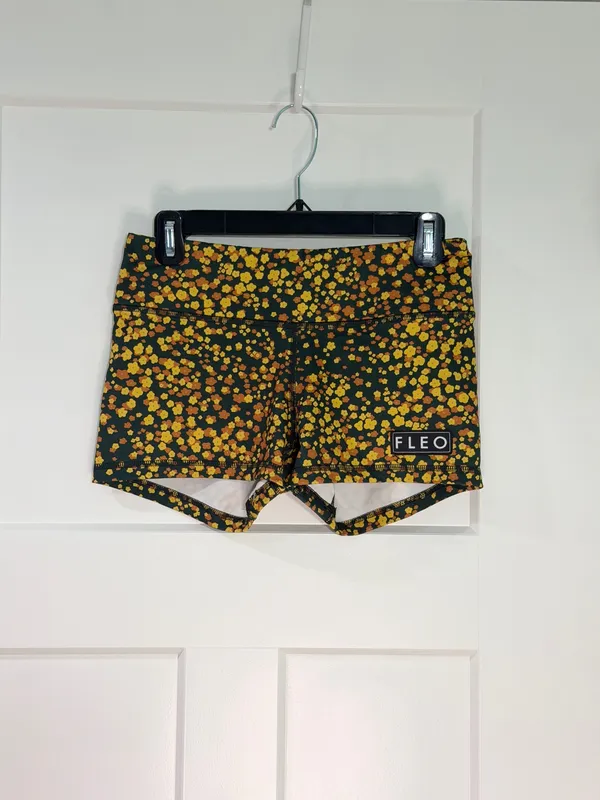 Women’s Fleo Daisy Confetti 3.25” inseam shorts size medium - Image 2