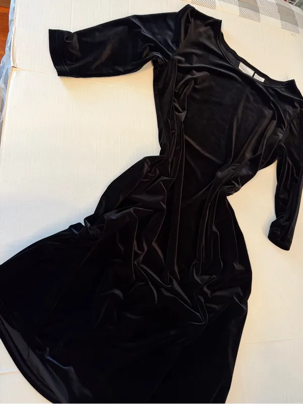 Vintage Black Velvet Midi Dress with Scoop Neck - Women - Image 9