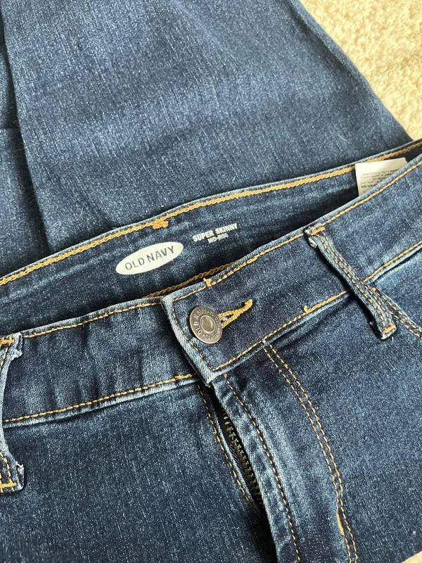 Old Navy Super Skinny Mid-Rise Jeans - Image 3