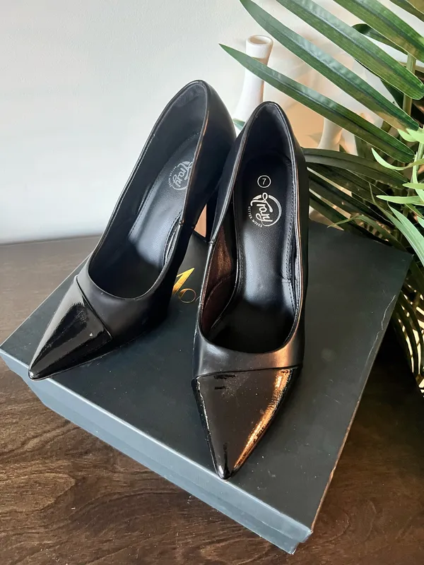 Vaneli Black Pointed Toe Pumps With Patent Cap Size 7 - Image 3