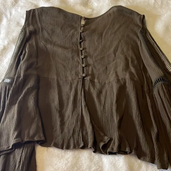 Lulus brand Olive Green Open Ruffle Sleeve Blouse size small - Image 4