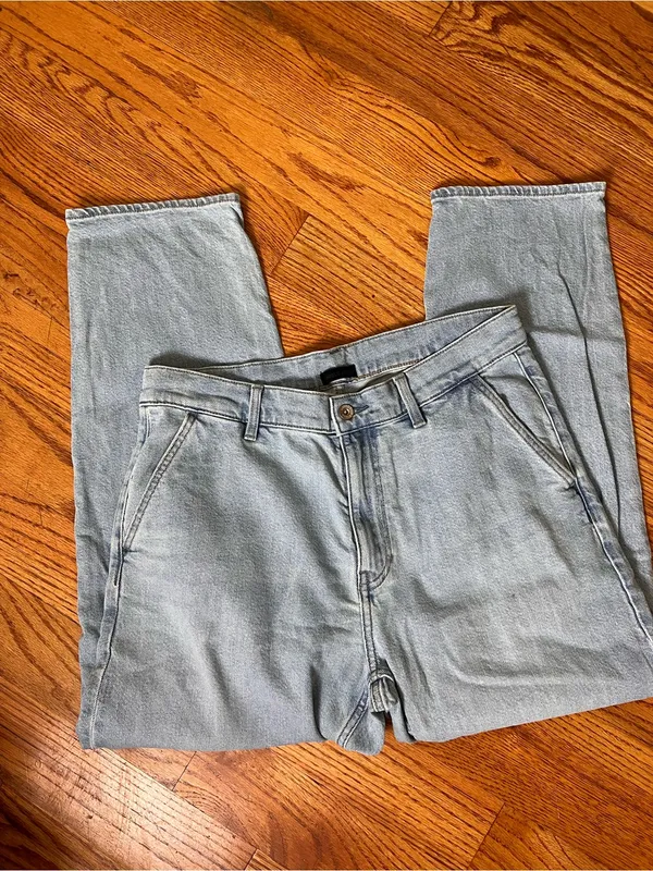 Uniqlo Light Wash Jeans - Classic Straight Fit - Image 2