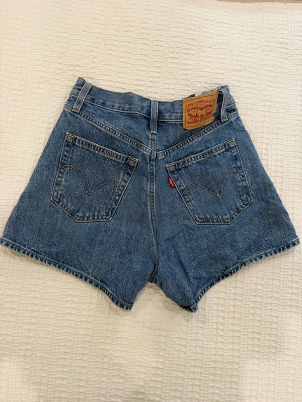 Levi’s high waisted mom shorts medium wash size 24 - Image 2