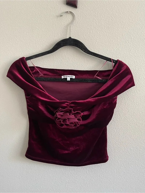 Reformation Off-Shoulder Velvet Crop Top in Burgundy - Image 4