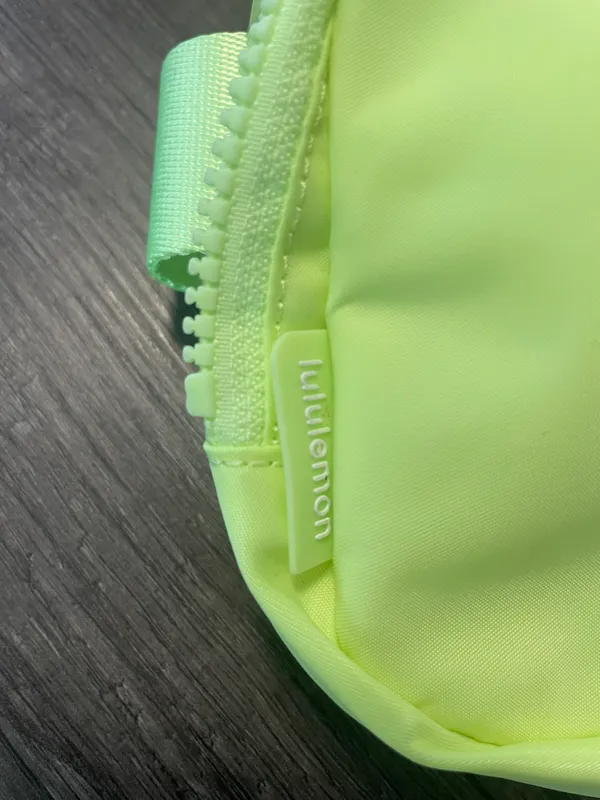 Lululemon Everywhere Belt Bag FZAP - Image 5