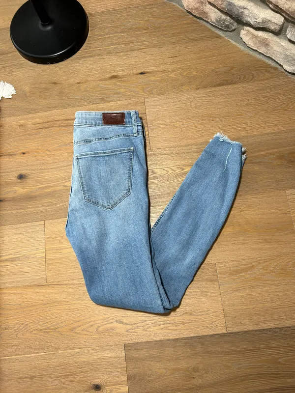 Hollister Size 28 ripped skinny jeans - Image 3