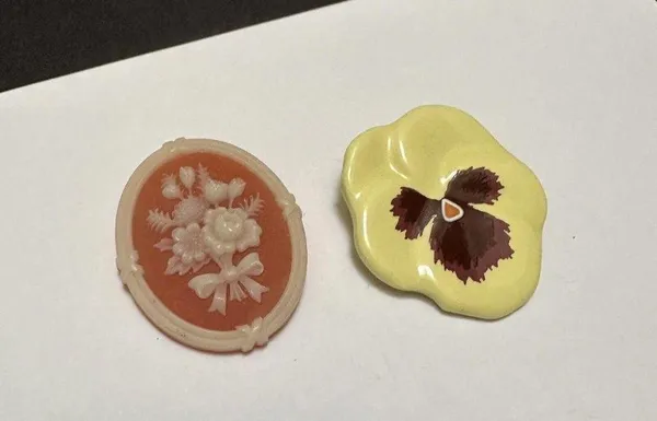 Lot Of 2 Signed Avon Flower Floral Brooch Pins - Image 5