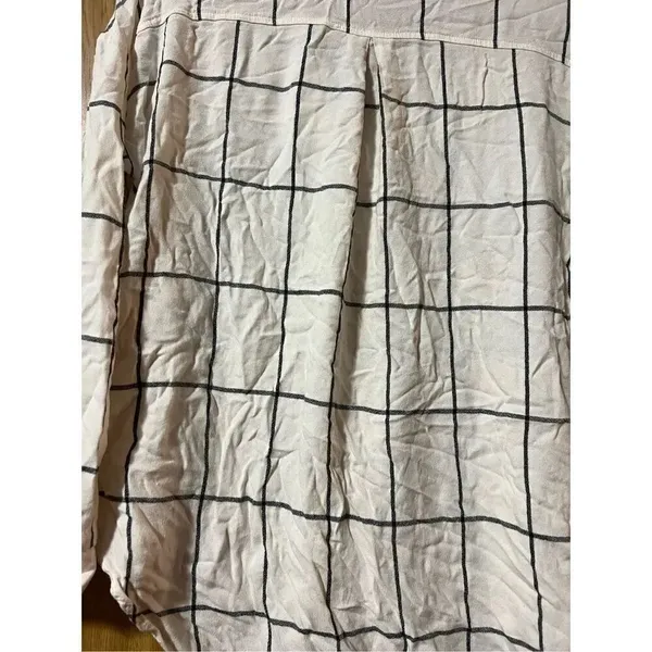 Lush White Plaid Woman’s Long Sleeve V-Neck Top Size Medium - Image 10