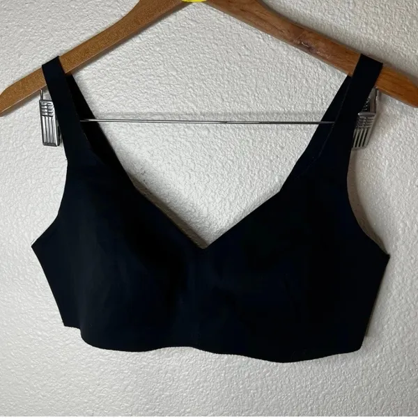 Lululemon black v neck bra 36C - Image 6