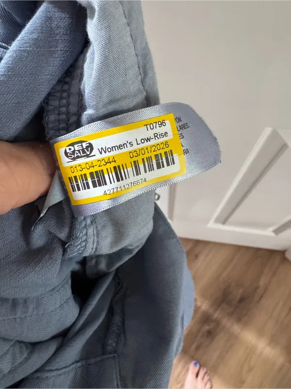 Universal Threads NWT Low-Ride Barrel Leg Pant - Image 7