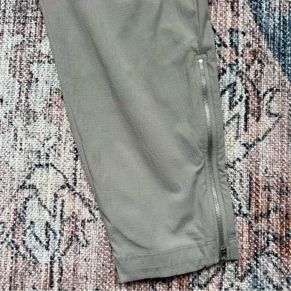 Athleta Mod Trekkie Crop Jogger Pants Ankle Zip Pull On Woven Light Gray Size 8 - Image 4