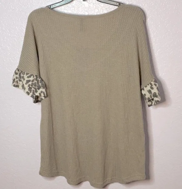 Iwollence Waffle Knit Medium Tan V-Neck Blouse Animal Print Accents size XL NEW - Image 3