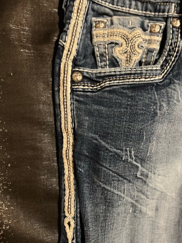 Womens 32" Rock Revival Feeny Straight Distressed Cutoff Denim Capris - Image 4