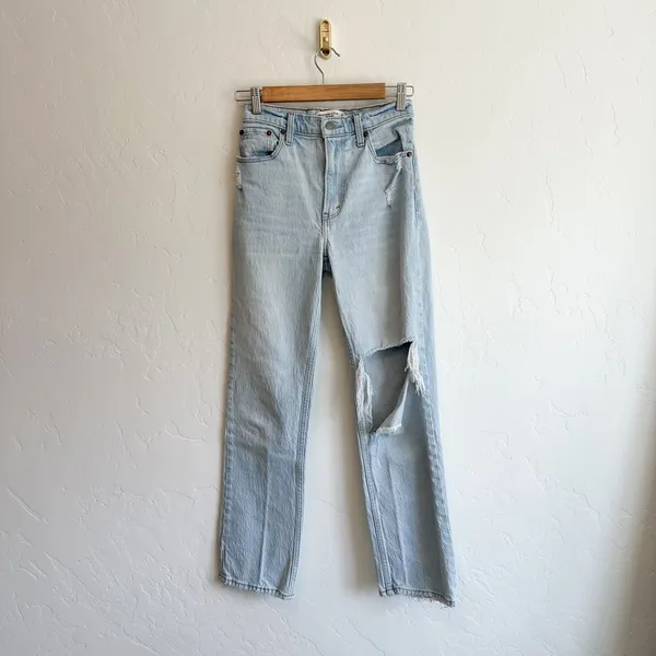 Abercrombie | 90s Straight‎ Ultra High Rise Distressed Knee Jeans Light Wash - Image 2