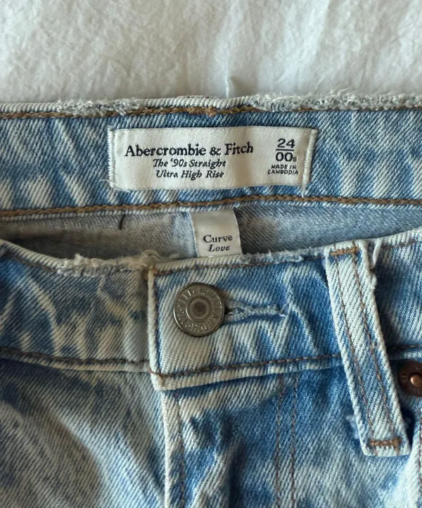 Abercrombie Curve Love 90s Straight Jeans Short* - Image 3