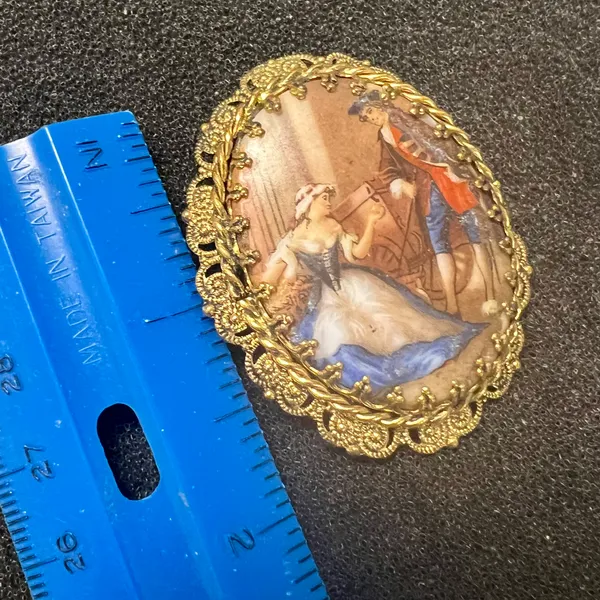Vintage Gold Tone Lovers Hand Painted Ceramic Victorian Oval Brooch Pin - Image 3