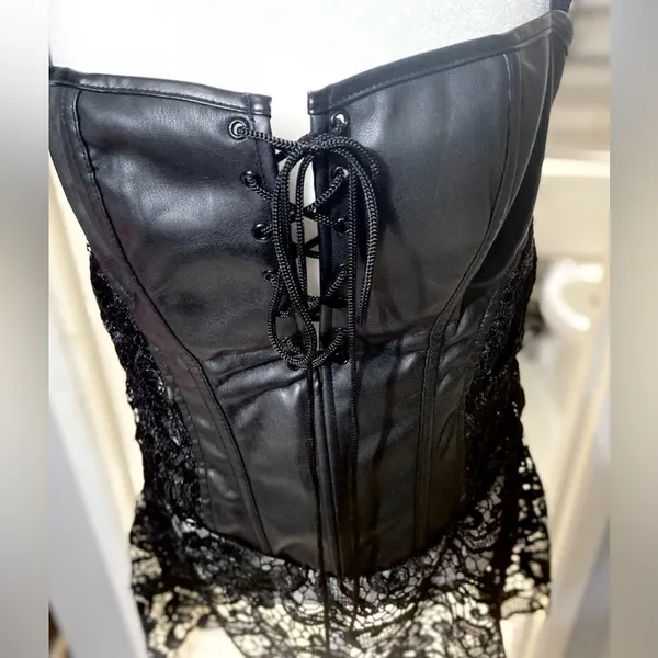 NWOT Faux Leather Black Corset w/ Lace at the Bottom & Shoulder Straps Size:2XL - Image 2