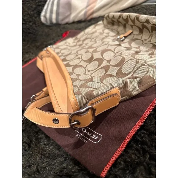 Classic coach pattern handbag in brand new condition - Image 5