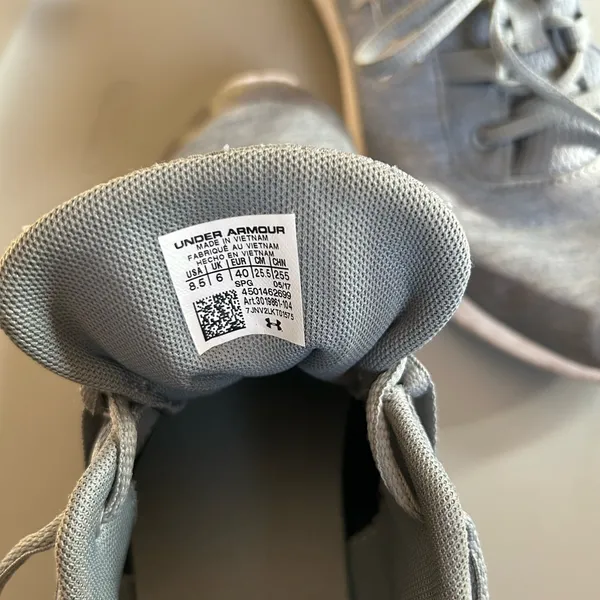 Under Armour Women’s size 8.5 Light Gray Running Sneakers - Image 6