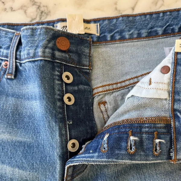 NWT Madewell Long Denim Shorts in Pedersen Wash 26 missing interior button - Image 9