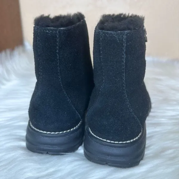UGG #5431 Suede Shearling Lined Ankle Boots Size 7 - Image 4