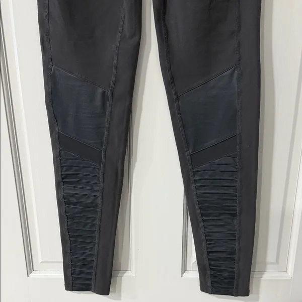 ALO Yoga Women's Charcoal Moto Leggings - Image 9