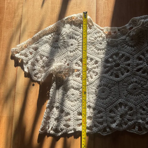Rebellion‎ Cream Crochet Floral Hexagon Short Sleeve Cropped Boho Top Small - Image 4