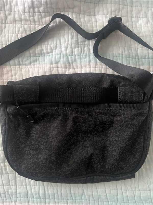 lululemon athletica black and reflective Fanny pack - Image 7