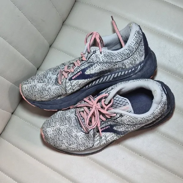 Brooks Women’s Athletic Shoes in Pink and Gray 9.5 - Image 3