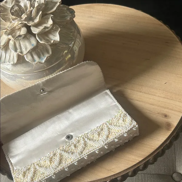 Non Signe Handmade Creme/White Bridal Beaded Clutch Made in Hong Kong - Image 5