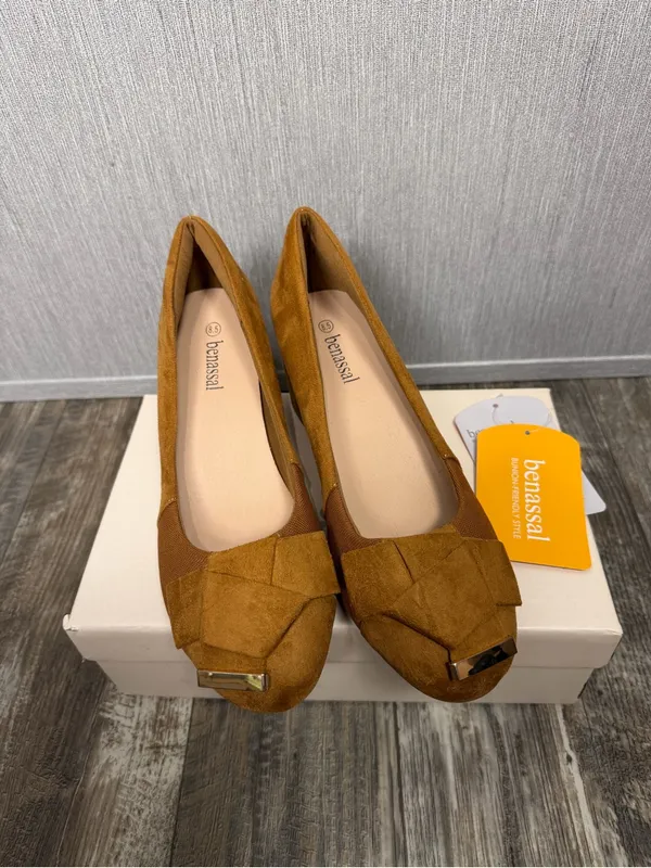 Benassal Women's Tan Block Heel Pumps with Bow and Metal Accent Size 8.5 - Image 7