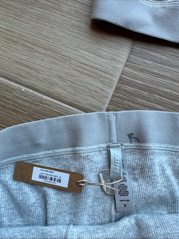 NWT SKIMS SET Light Heather Grey boxer bra set size medium - Image 4
