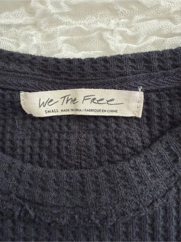 We The Free Black Waffle Knit Pullover Sz small - Image 4