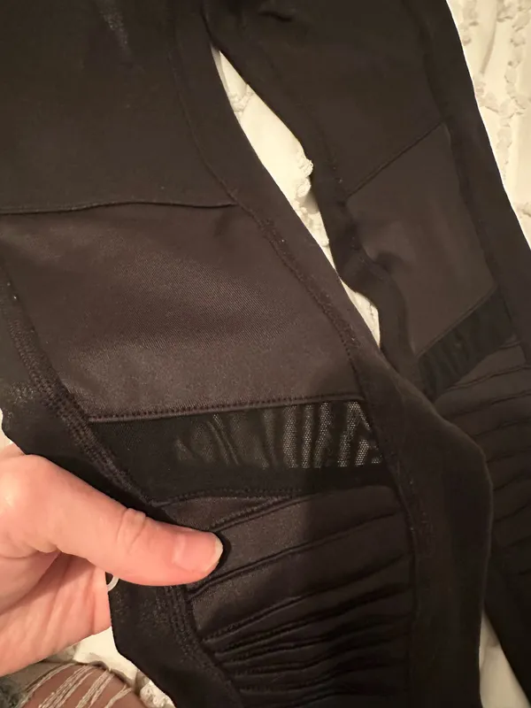 Older style Alo leggings - Image 5