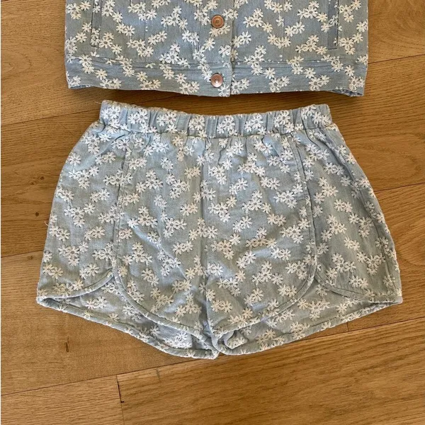 Dolce Vita - Embroidered Daisy Sleevelest Vest Top & Shorts Set in Blue & White - Image 2