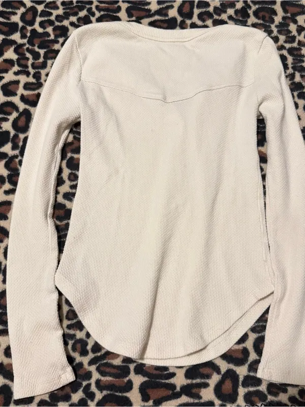 2000s vintage style free people cream long sleeve button up top w/ subtle weave - Image 4