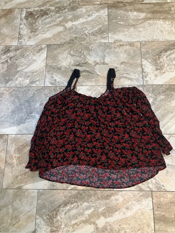 Torrid red rose floral print long sleeve cold shoulder top crinkle gauze - Image 6