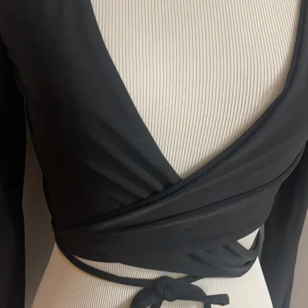 - Boohoo wrap around black crop top - Image 2