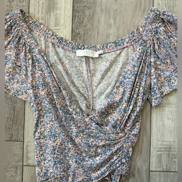 Revolve ASTR the Label Flutter Sleeve Pink and Blue Floral Wrap Blouse women’s medium - Image 9