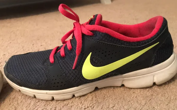 Nike Tennis Shoes - Image 2