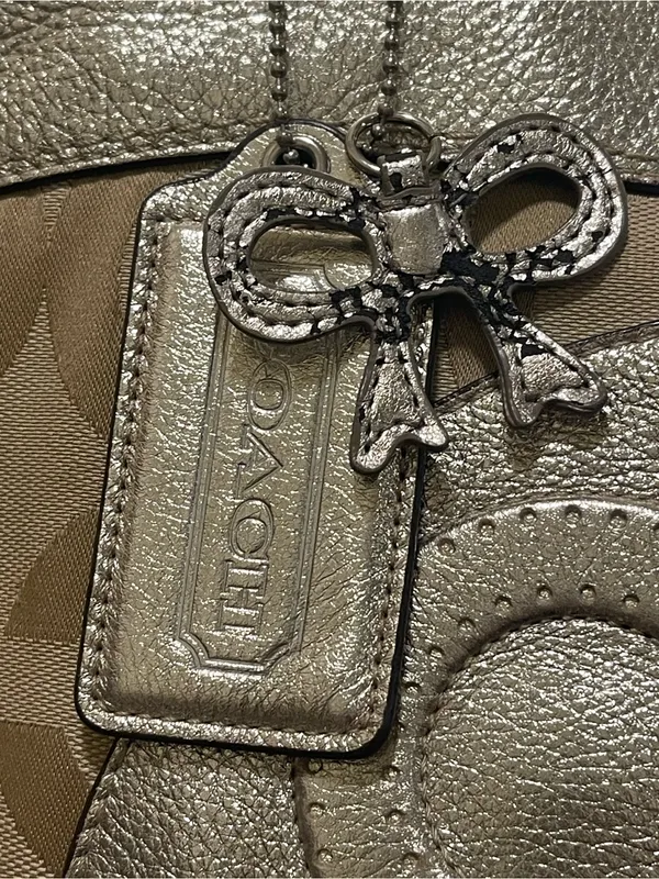 Coach JulieOp Art Tan Signature Tote/ Silver Metallic Trim❤️‍🔥needs lil clean - Image 5