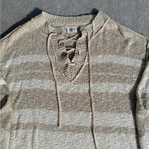 BKE Buckle Women’s Cream Striped Lace-Up V-Neck Knit Sweater - Size Small - Image 5