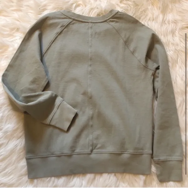 Athleta NWOT  Olive Green Crew Shirt - Image 4