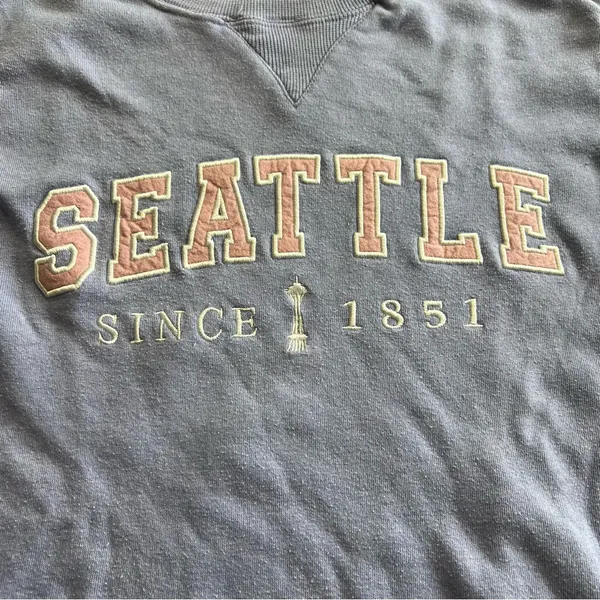 Seattle Embroidered Lavender Crewneck Sweatshirt – Size L - Image 2