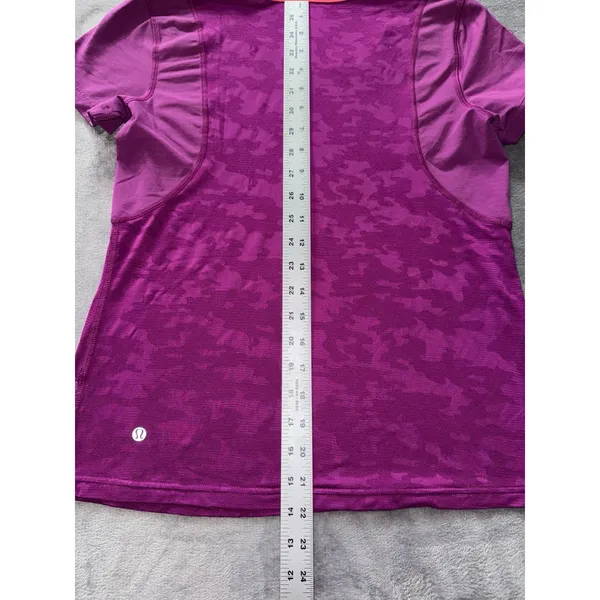 Lululemon‎ Run For Days Camo Short Sleeve Shirt in Regal Plum Size 4 - Image 5