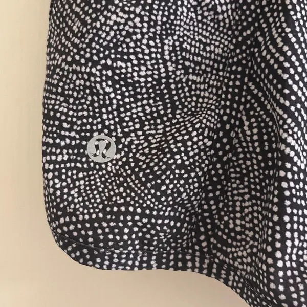 ✨Lululemon Tracker Sz 8 Short V *4"✨ - Image 9