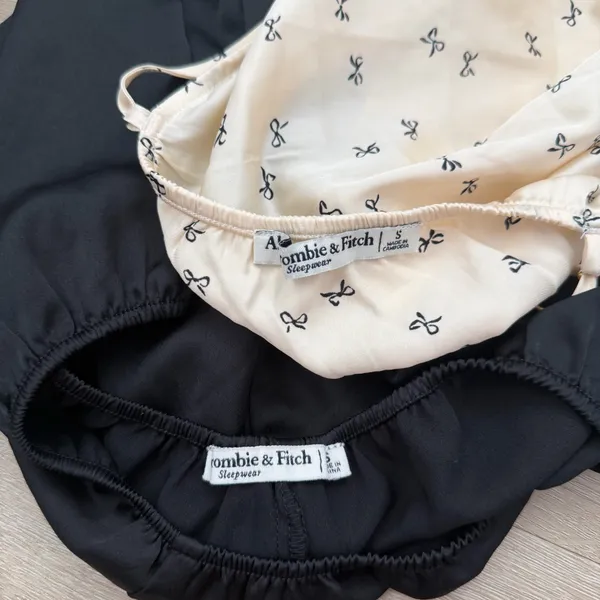 Abercrombie and Fitch Bow Cream and Black Sleep Set - Image 8