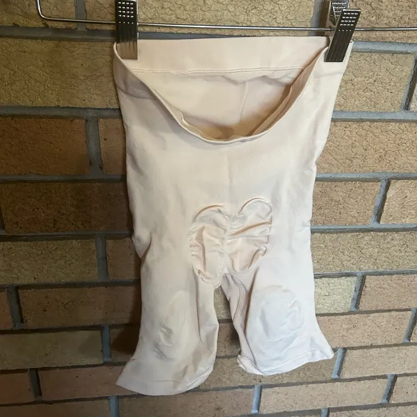 NWOT SKIMS Maternity Sculpting Short Mid Thigh Beige Light Tan Size S/M - Image 3