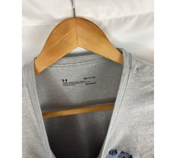 Under Armour Loose Fit Heat gear graphic tshirt size small - Image 3