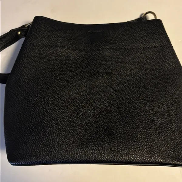 Source Unknown BLACK PEBBLED FAUX LEATHER HANDBAG/CROSSBODY T DESIGN GOLD TONED HARDWARE - Image 4